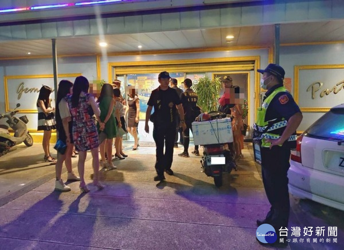 北港警分局持續執行夜間擴大臨檢工作，針對治安恐有危害之地點，結合暑假青春專案執行威力大掃蕩，以達平穩治安及保護青少年目標。