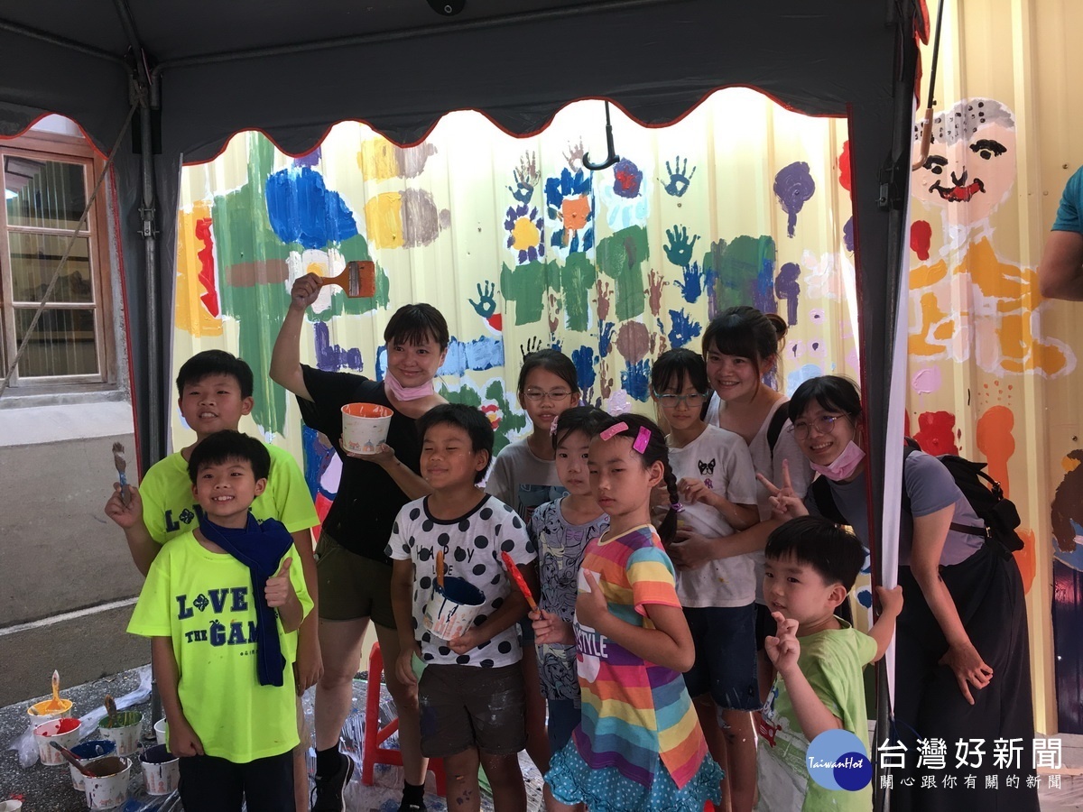 第一組大功告成。(記者扶小萍攝)