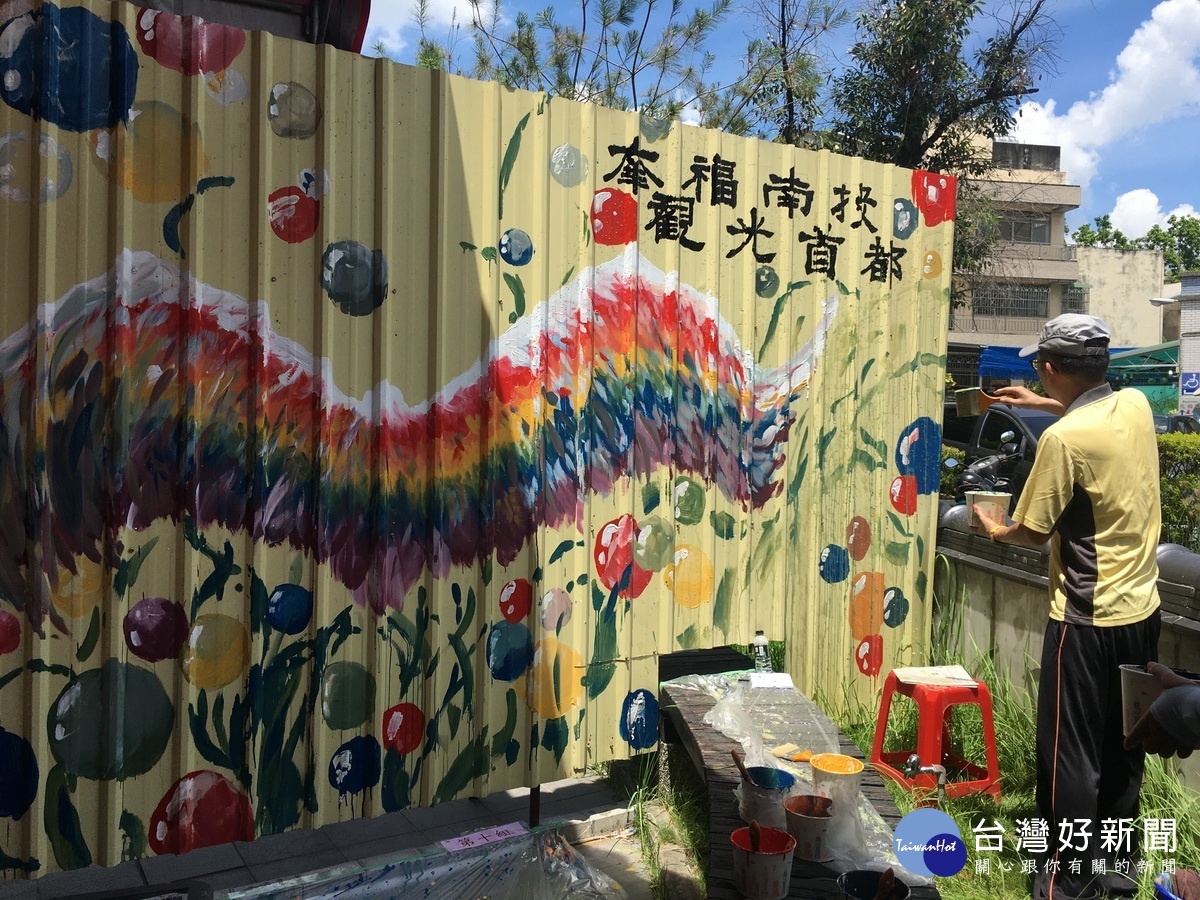 謝老師為幸福南投最後的潤飾。( 記者扶小萍攝)