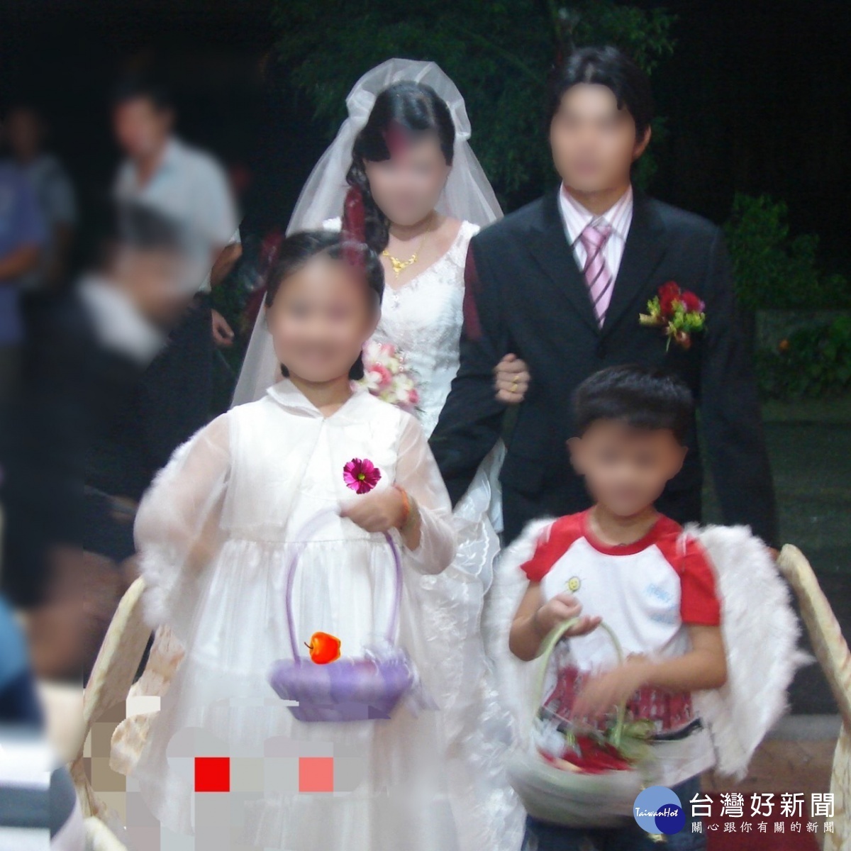 原本是可愛的花童,一眨眼變成伴娘伴郎,很快變成新郎、新娘。