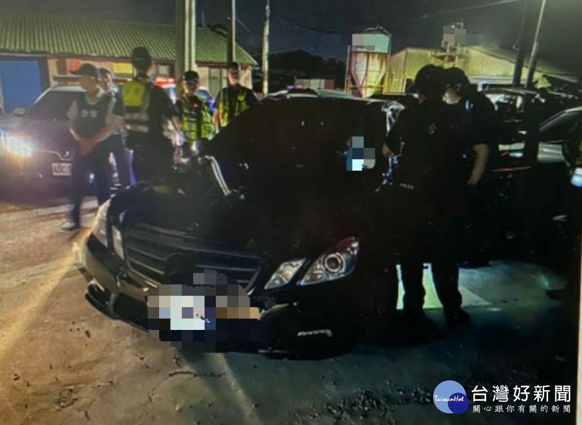 男子赤裸上半身開車,八德警盤檢查獲毒品。