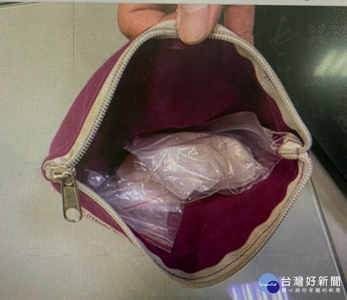男子赤裸上半身開車,八德警盤檢查獲毒品。