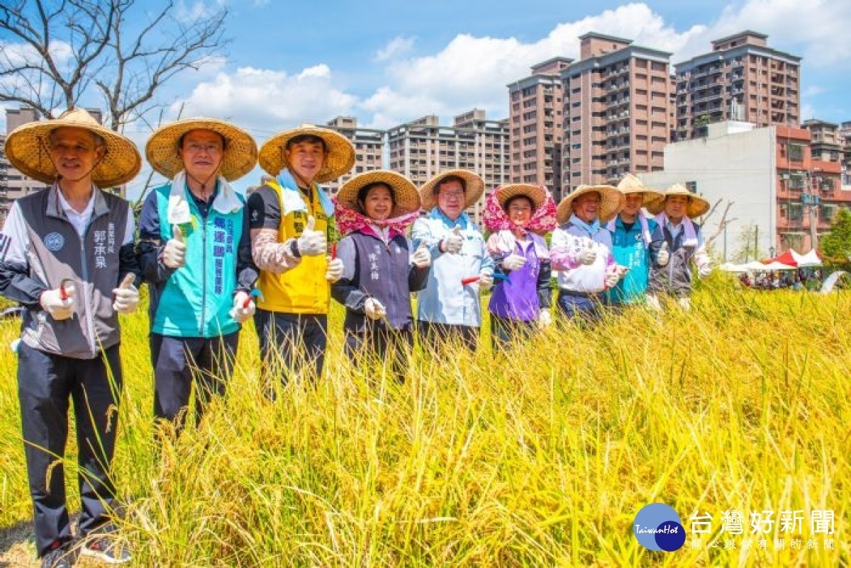 市長與來賓參與農事體驗