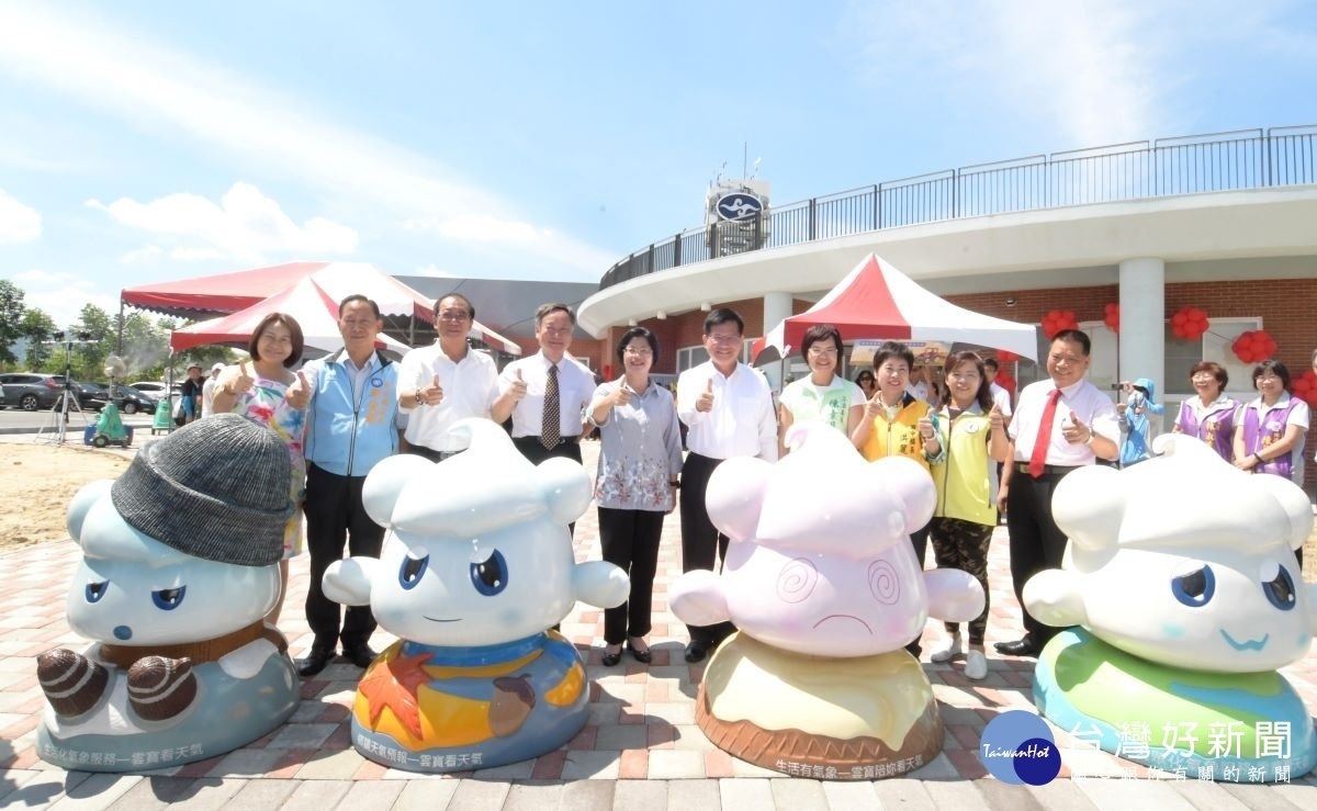 通部長林佳龍、氣象局長鄭明典、田中氣象站主任劉芬蘭等人參加田中氣象站開幕典禮。與會貴賓有立法委員陳素月、彰化縣議員鄭俊雄、蕭淑芬、蕭如意、行政院農委會農業試驗所長林學詩、國立自然科學博物館長孫維新、田中鎮長洪麗娜、社頭鄉長劉錦昌、縣府參議林淑連、地政處副處長陳麗梅等。