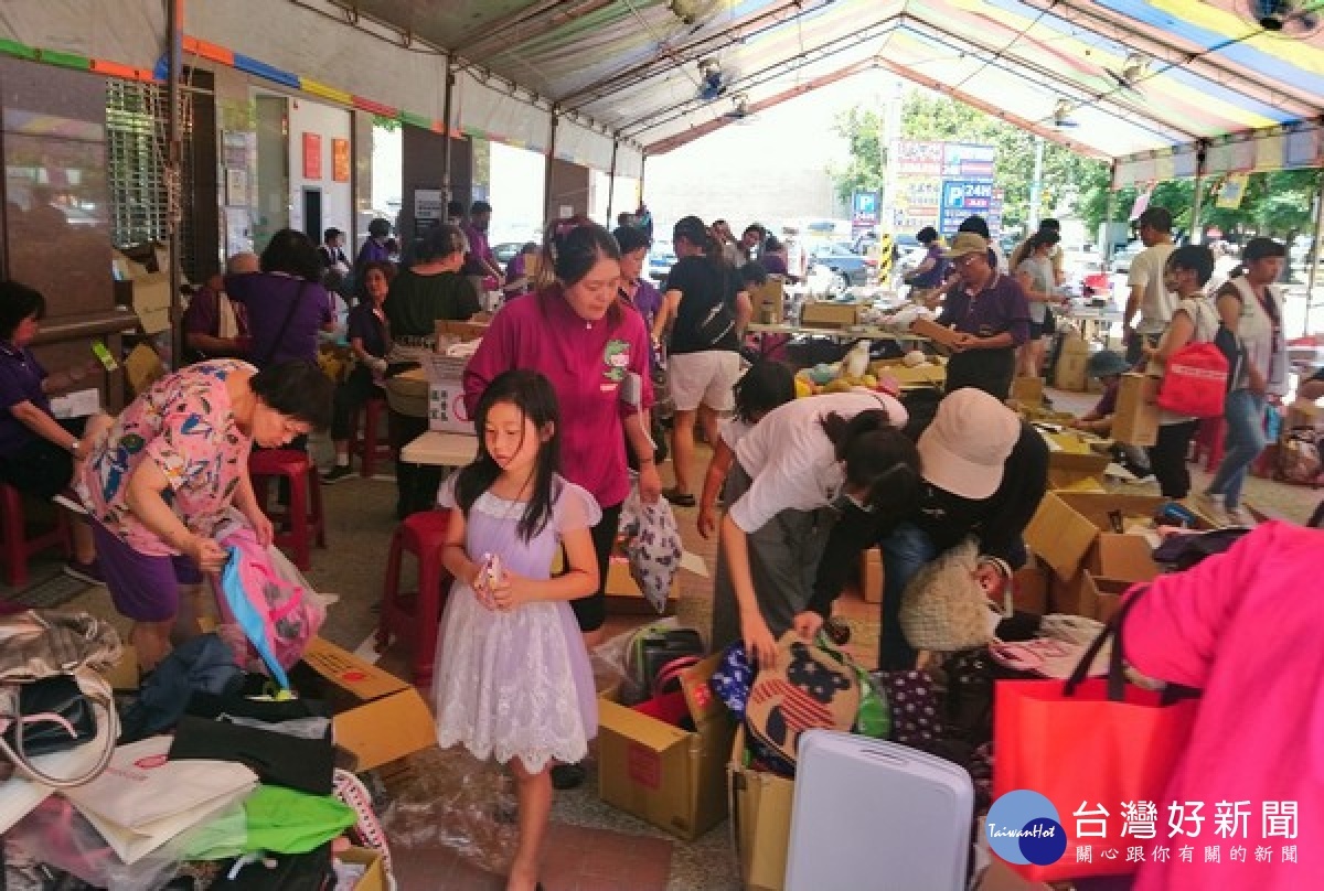 雲林家扶莪馨會發起助學義賣活動,邀請民眾採購好物、喝新鮮果汁,聚集愛心幫助雲林家扶貧困學子順利升學。