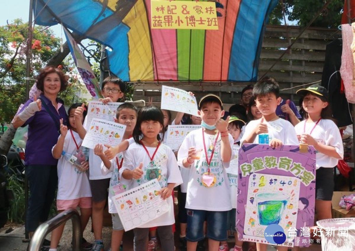 雲林家扶莪馨會發起助學義賣活動,邀請民眾採購好物、喝新鮮果汁,聚集愛心幫助雲林家扶貧困學子順利升學。