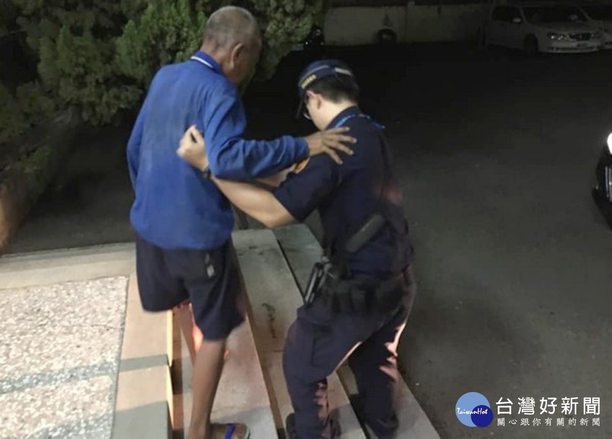 臺西分局員警巡勤發現無助的迷途老翁,先載回警所予以關懷照料,再貼心將老翁平安送返住家,為民服務精神可嘉。