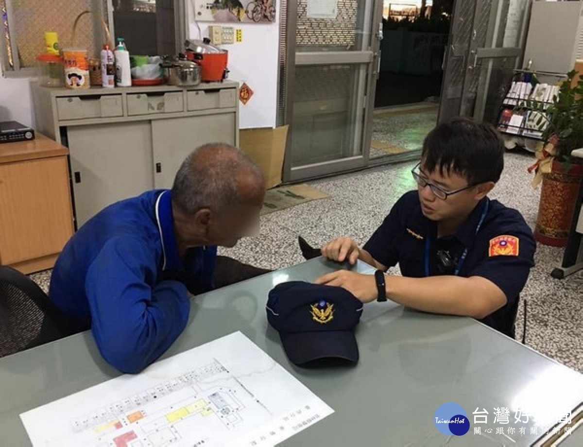 臺西分局員警巡勤發現無助的迷途老翁,先載回警所予以關懷照料,再貼心將老翁平安送返住家,為民服務精神可嘉。
