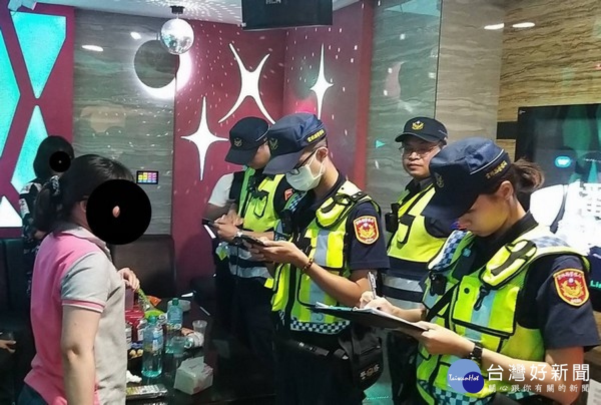 雲林縣警局局長顏旺盛親自率隊執行威力掃蕩勤務,針對轄內易聚集發生事故場所臨檢,抑制犯罪氣焰,展現警方維護治安決心。