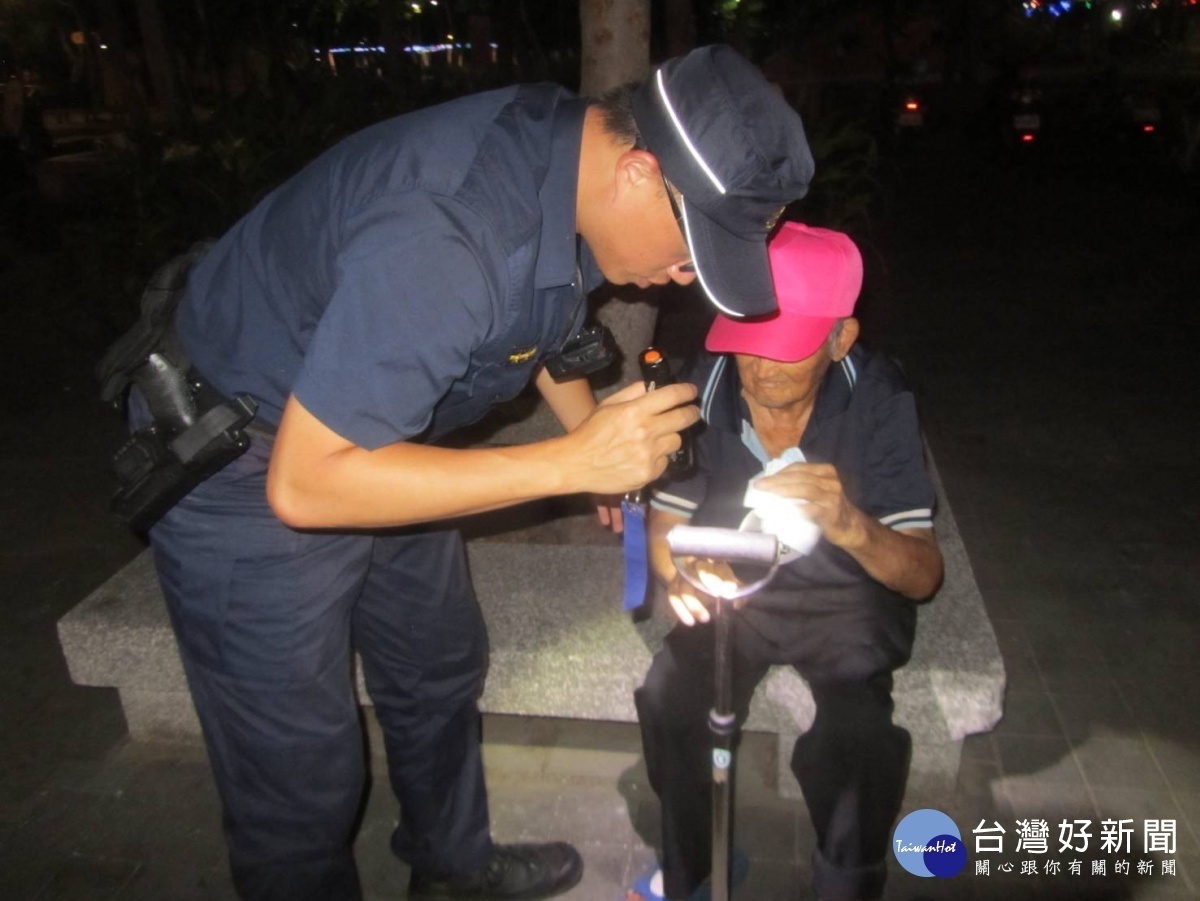 老翁與友出遊走失,警公園發現協助返家。