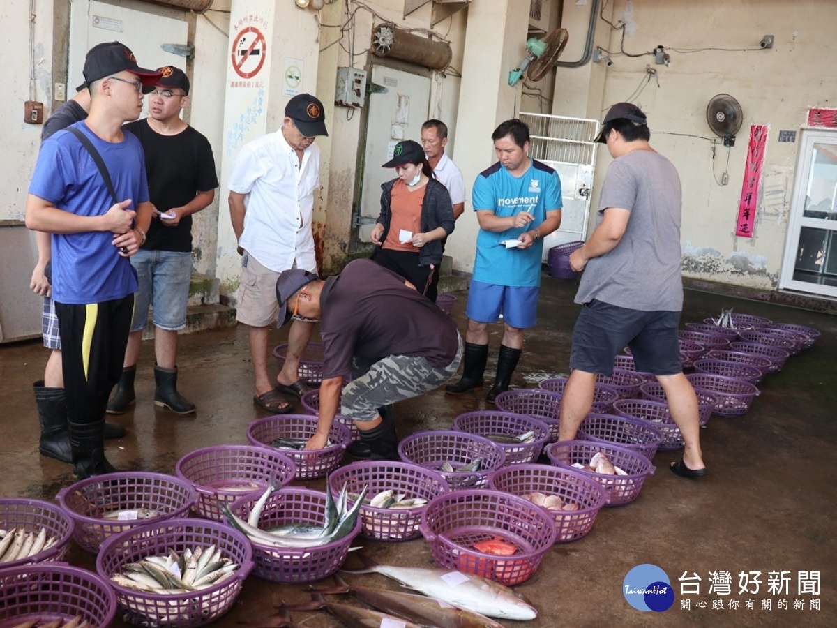 龍鳳漁港每天1次的魚獲拍賣，吸引許多老饕到此嘗鮮。(圖/記者王丰禾攝)