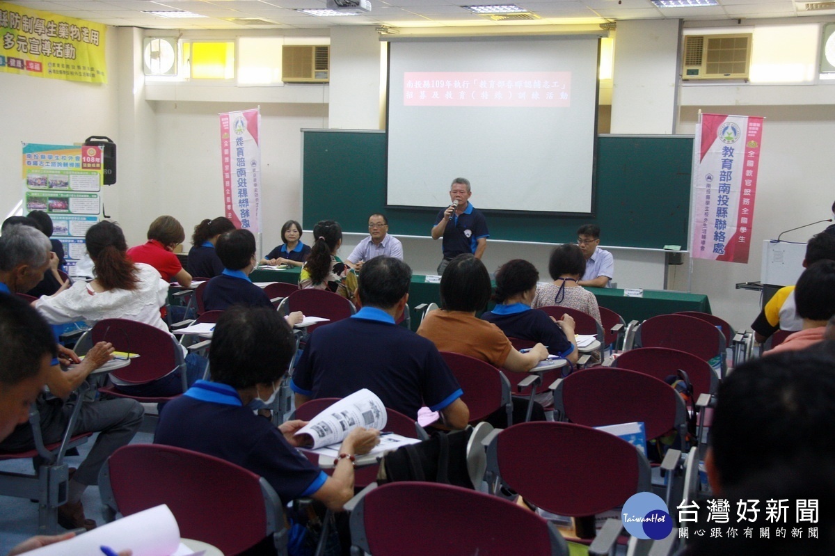 校外會軍訓督導石銘湦強調志工要陪伴同學成長。(記者扶小萍攝)