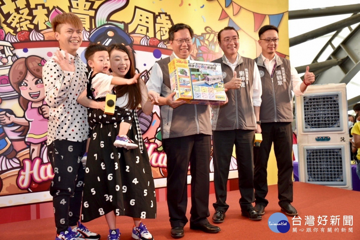 桃園市長鄭文燦出席「蔡桃貴主題車站發表會」一起為蔡桃貴2歲生日慶生。