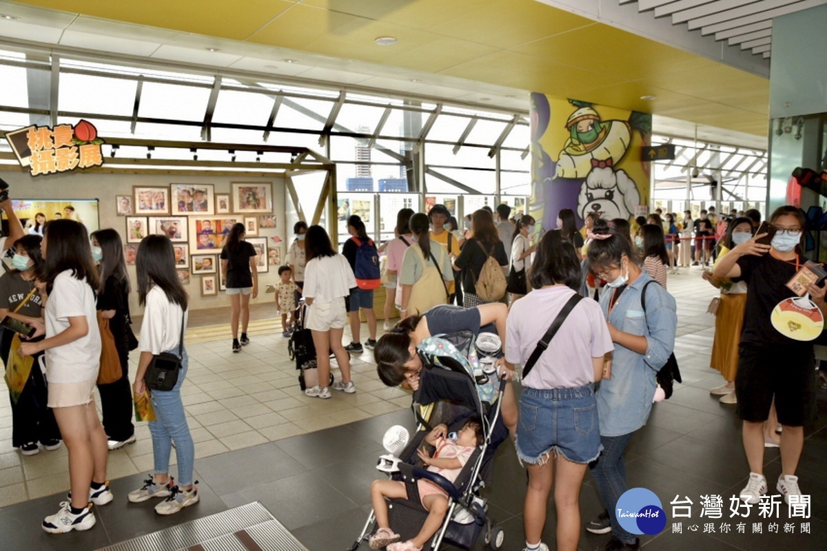 機場捷運A2三重站打造「蔡桃貴主題車站」,吸引上千粉絲前來看展拍照留影。