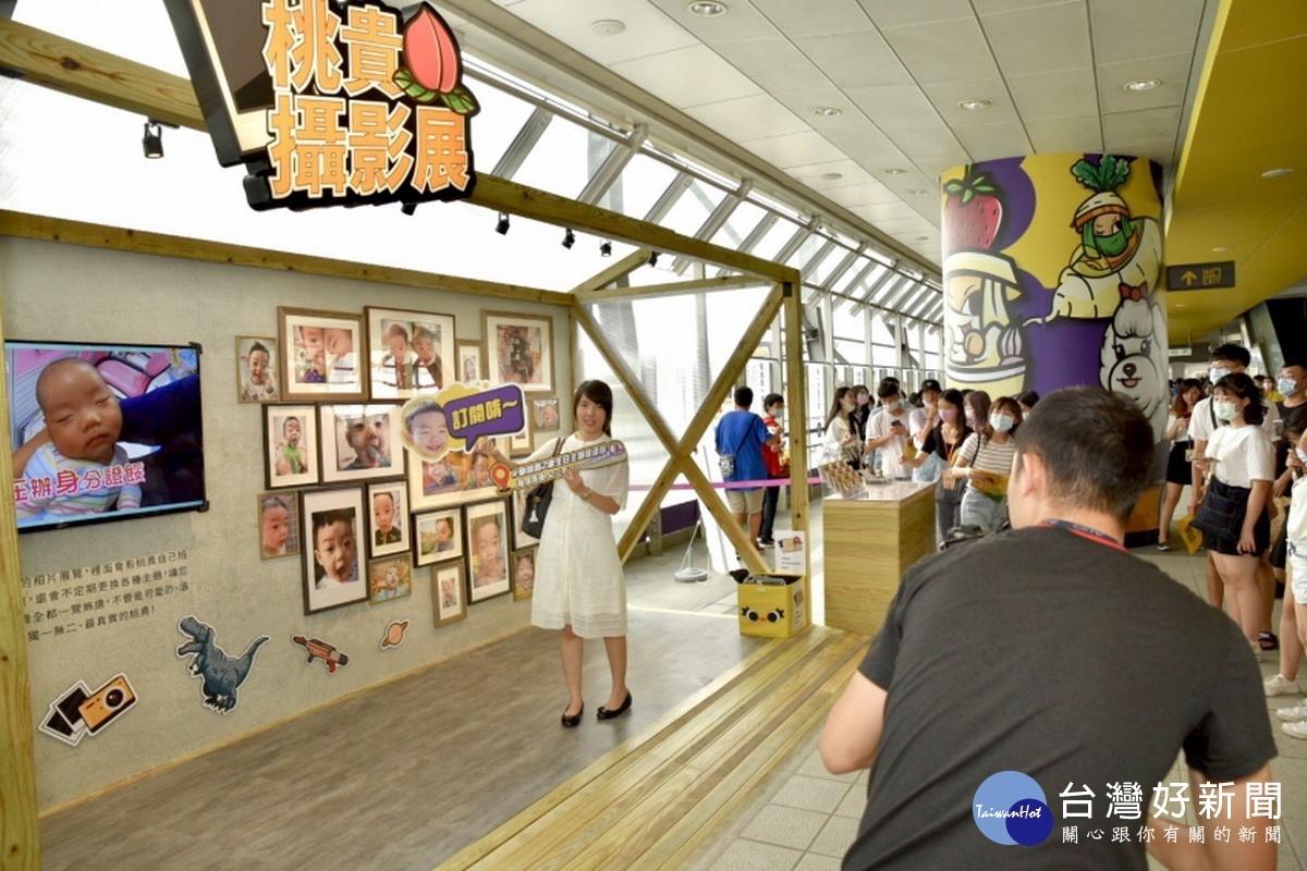 機場捷運A2三重站打造「蔡桃貴主題車站」,吸引上千粉絲前來看展拍照留影。
