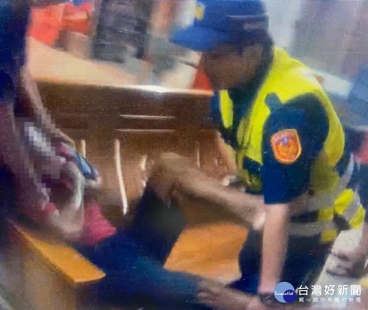 金湖警方夜間巡邏聽聞廟內傳來「警察救命」,立即循聲查看,發現民眾因低血糖癱倒,緊急協助送醫治療,深獲家屬感謝與肯定。