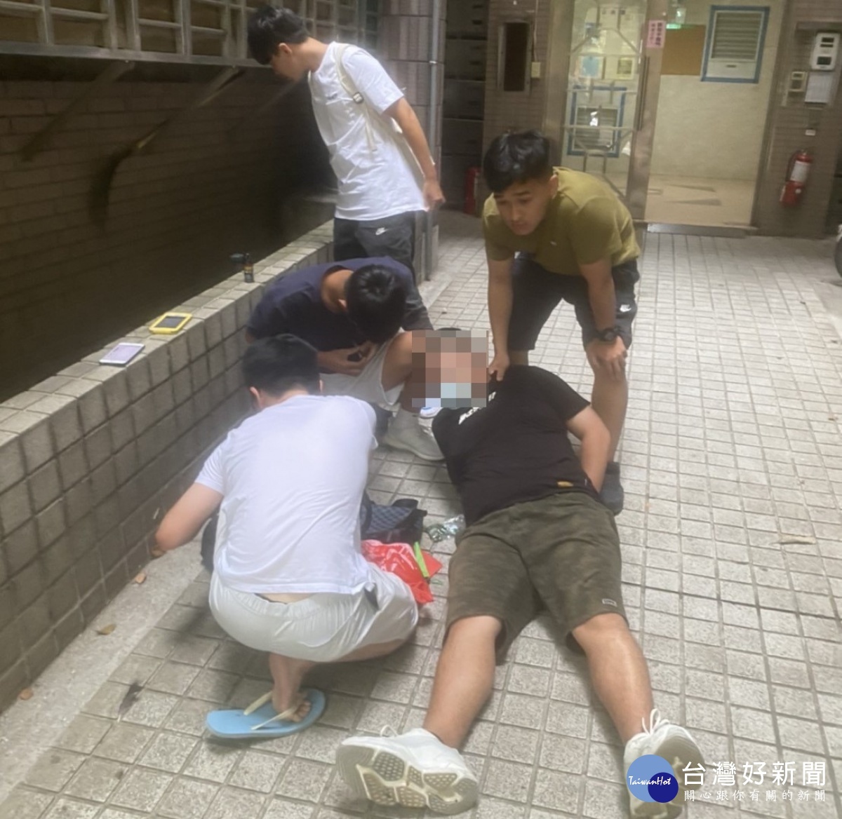 中壢警方當場查獲面交車手28歲黃姓犯嫌,成功攔阻300萬