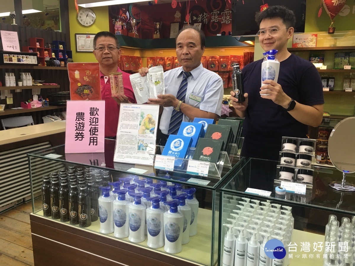 二水農會秘書陳龍志(中)訪農產運銷公司。(記者扶小萍攝)