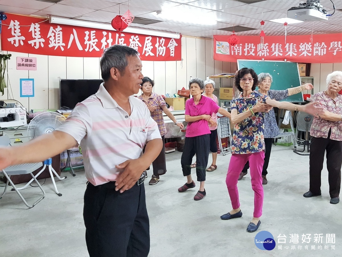 集集首次參與式預算課程開課囉!學員在舞蹈老師涂國鐙的教導下學舞。