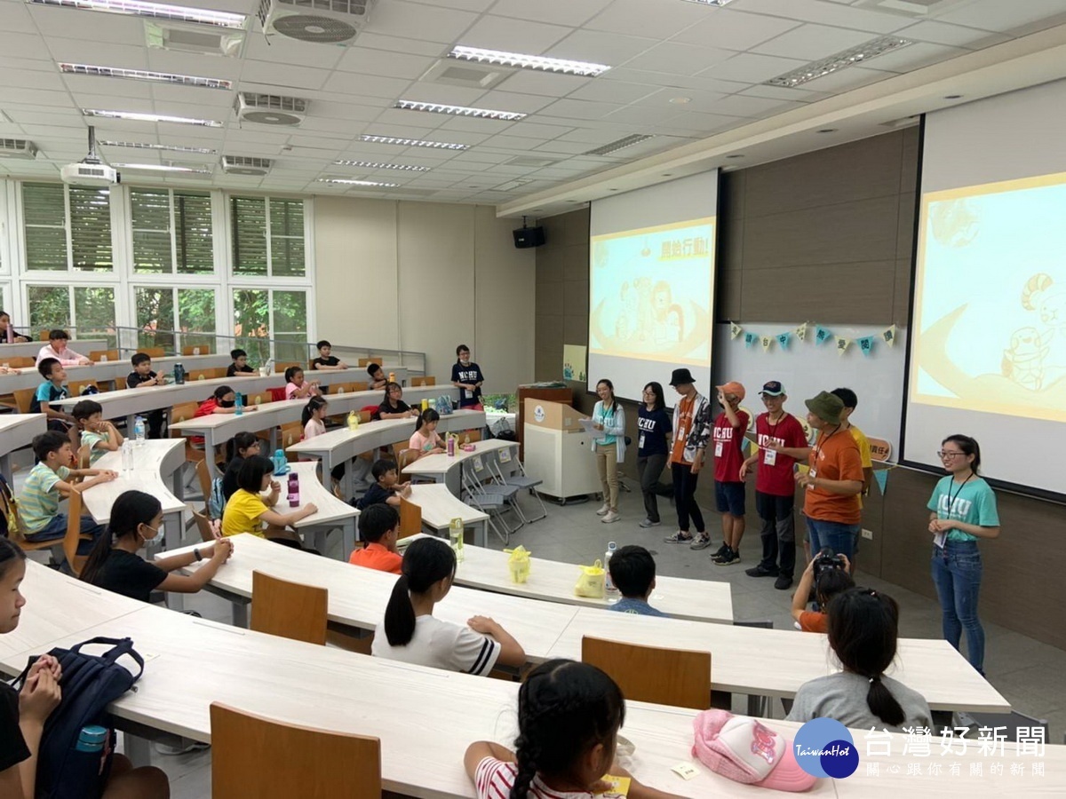 中興大學同學帶領營隊學習。(文化局提供)