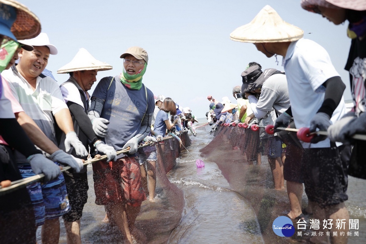 「海客文化藝術季」牽罟體驗活動，參與民眾皆奮力拉住繩索，攜手同心將漁網拉上岸。