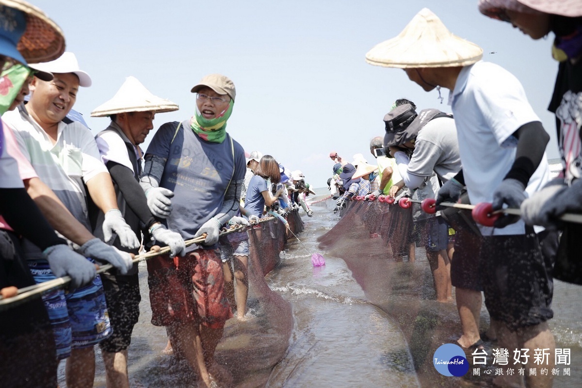 「海客文化藝術季」牽罟體驗活動,參與民眾皆奮力拉住繩索,攜手同心將漁網拉上岸。