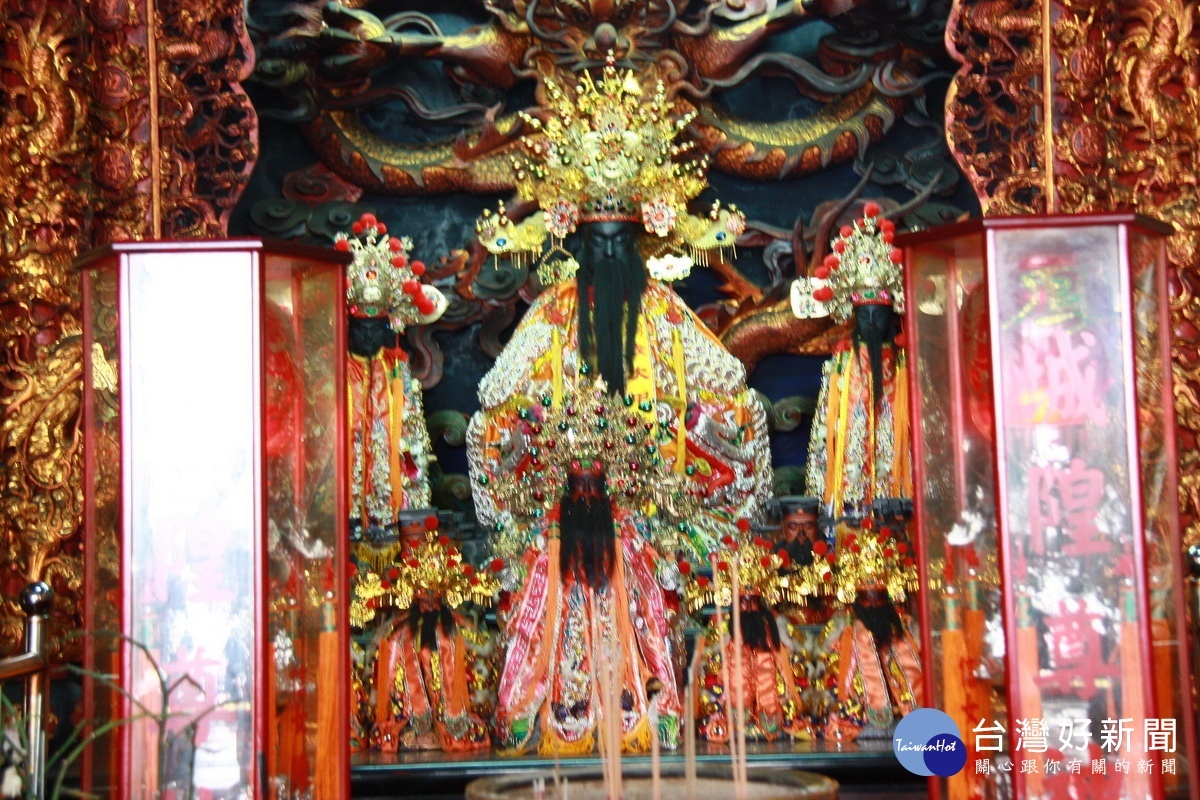 城隍聖誕在即每天都有居民信眾來祝賀祭拜。(記者扶小萍攝)
