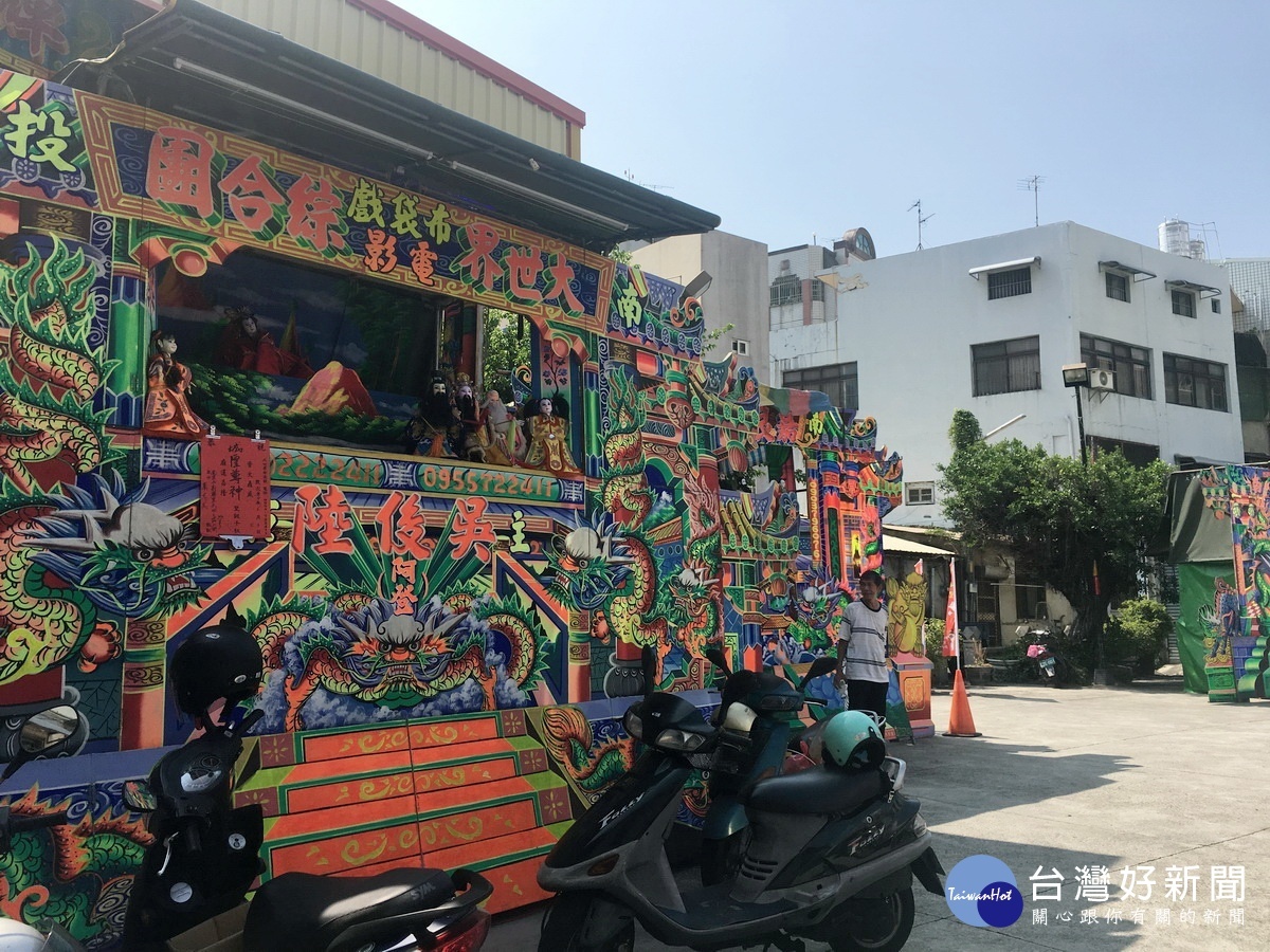 配天宮廟埕每天上演布袋戲非常熱鬧。(記者扶小萍攝)