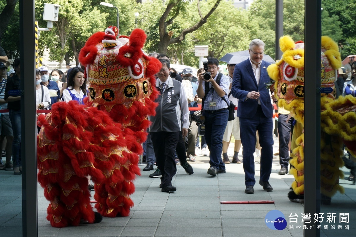 IKEA桃園店舉行盛大開幕儀式進行祥獅獻瑞。