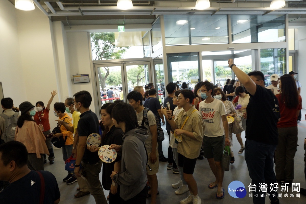 IKEA桃園店盛大開幕,上千民眾爭相湧入。