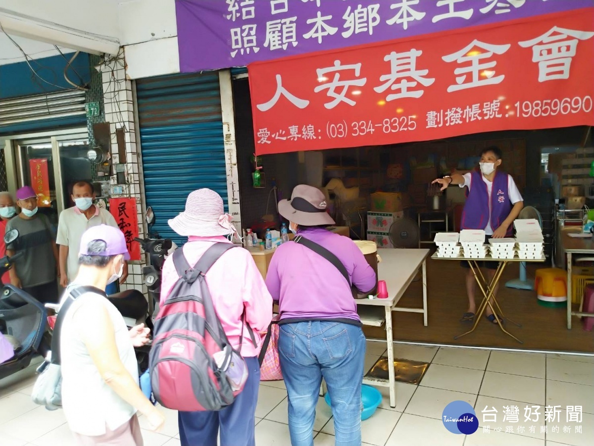 高溫難耐清涼一下 人安桃園站提供寒士消暑飲品
