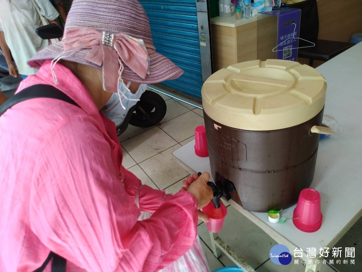 高溫難耐清涼一下 人安桃園站提供寒士消暑飲品