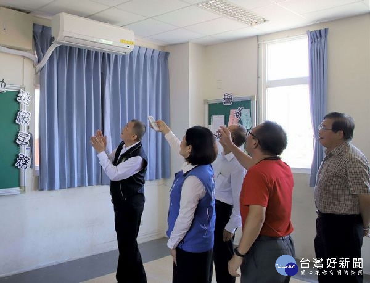 台西文教基金會邀請社會各界及企業愛心,捐贈117台冷氣給台西鄉國中小學,亦出版「海口風情錄」厚植文化底蘊。