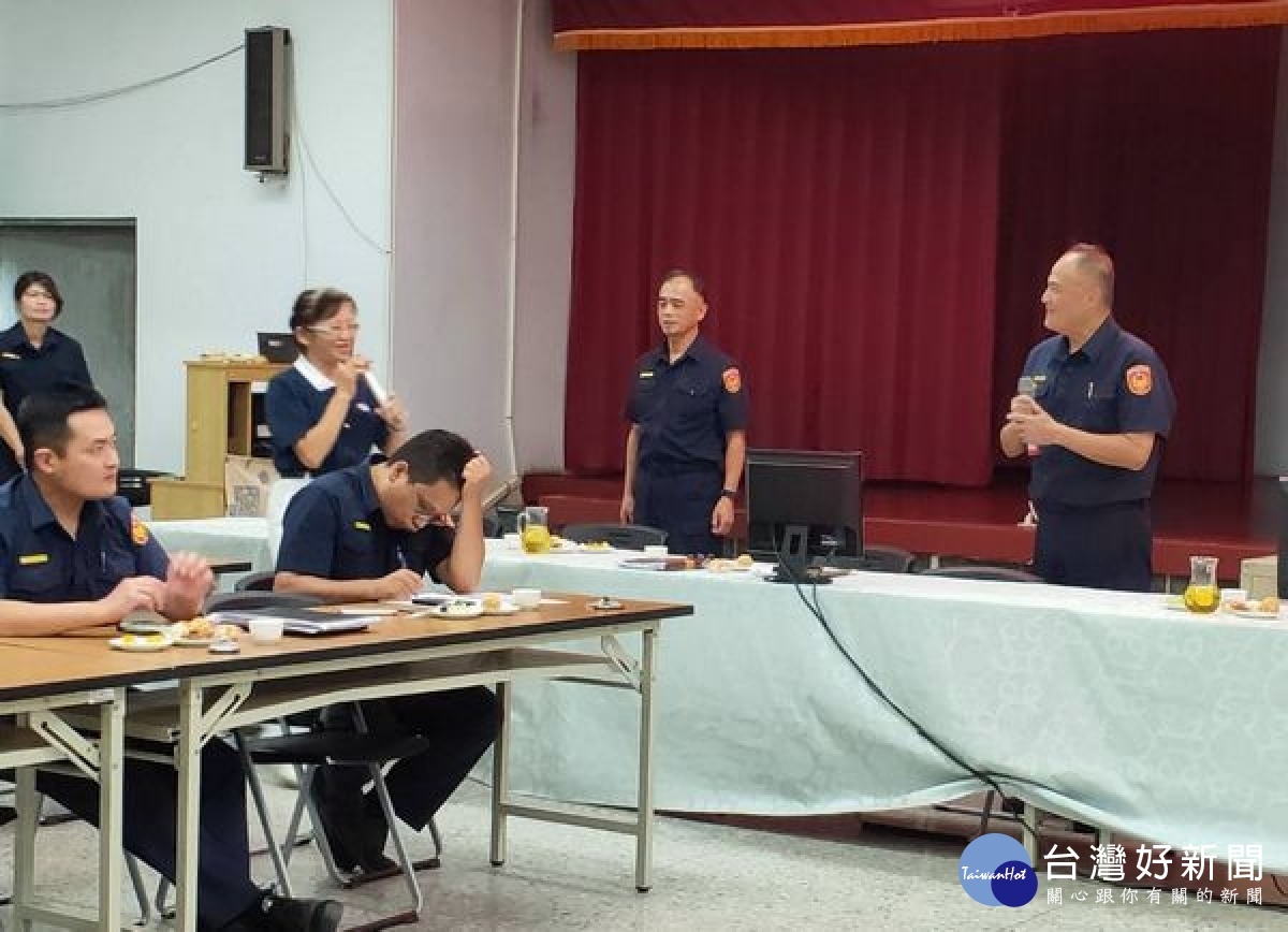 迎向防疫新生活,北港分局長王立德邀請慈濟師兄姐分享志工心路歷程,培養員警紓解壓力管道,還奉上熱茶及幫員警量血壓,為健康把關。