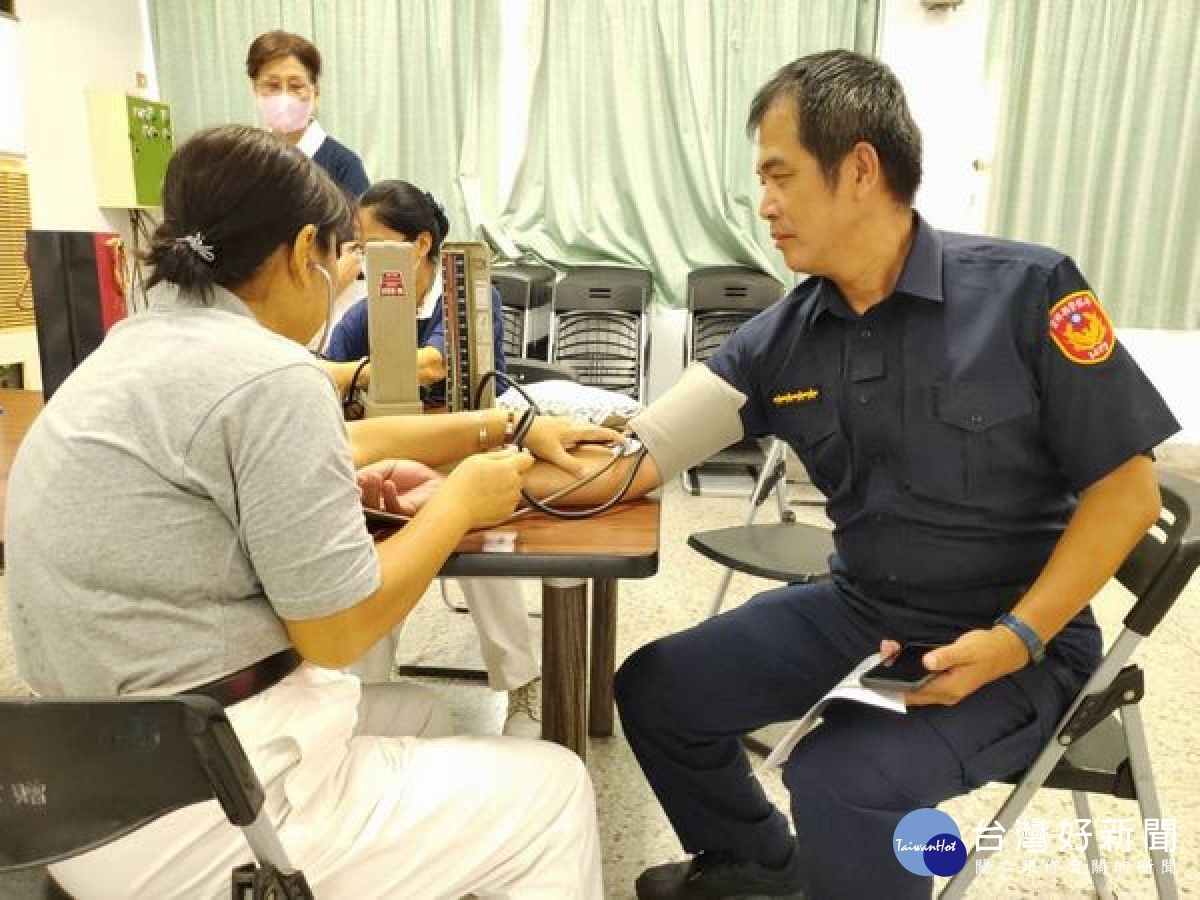 迎向防疫新生活,北港分局長王立德邀請慈濟師兄姐分享志工心路歷程,培養員警紓解壓力管道,還奉上熱茶及幫員警量血壓,為健康把關。