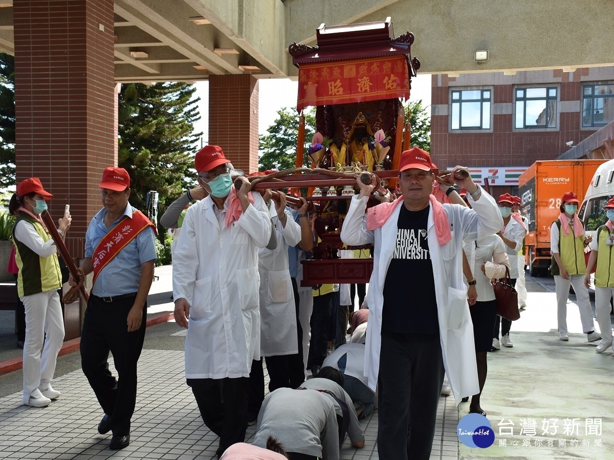 彰濱秀傳天后宮謁祖進香　信眾虔誠排隊「鑽轎腳」膜拜