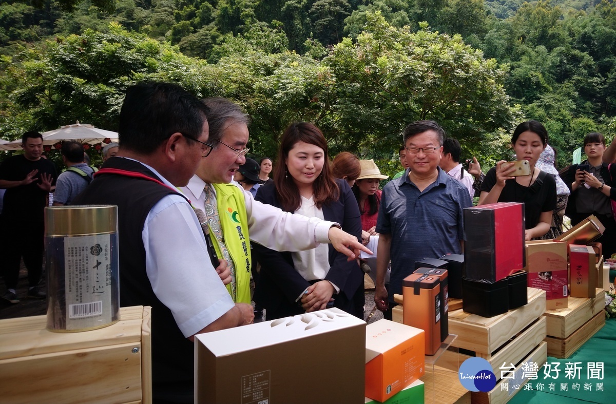 水里夏舞茶活動現場,農糧署署長胡忠一(左2)為來自日本的友人介紹南投區優質的茶葉。(記者吳素珍攝)