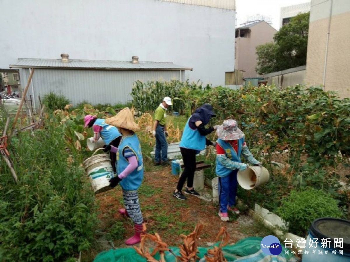 為加強打擊登革熱,動員各區隊員消毒以及各里環保志工打掃環境