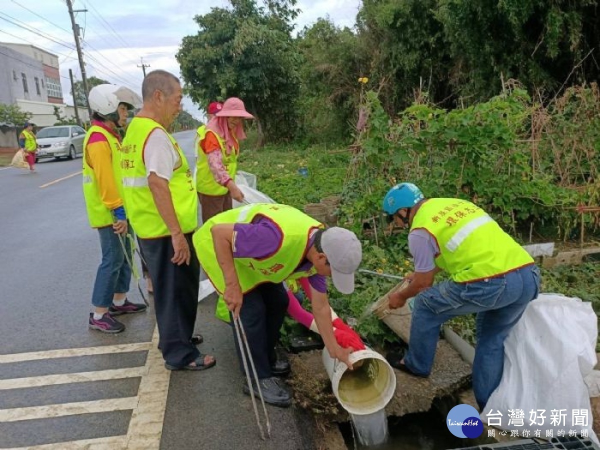 為加強打擊登革熱,動員各區隊員消毒以及各里環保志工打掃環境