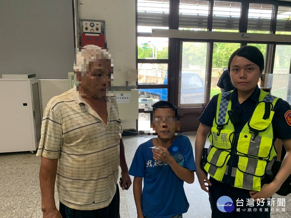 少年家門口不得其門入,警方帶回安置通知家屬領回。