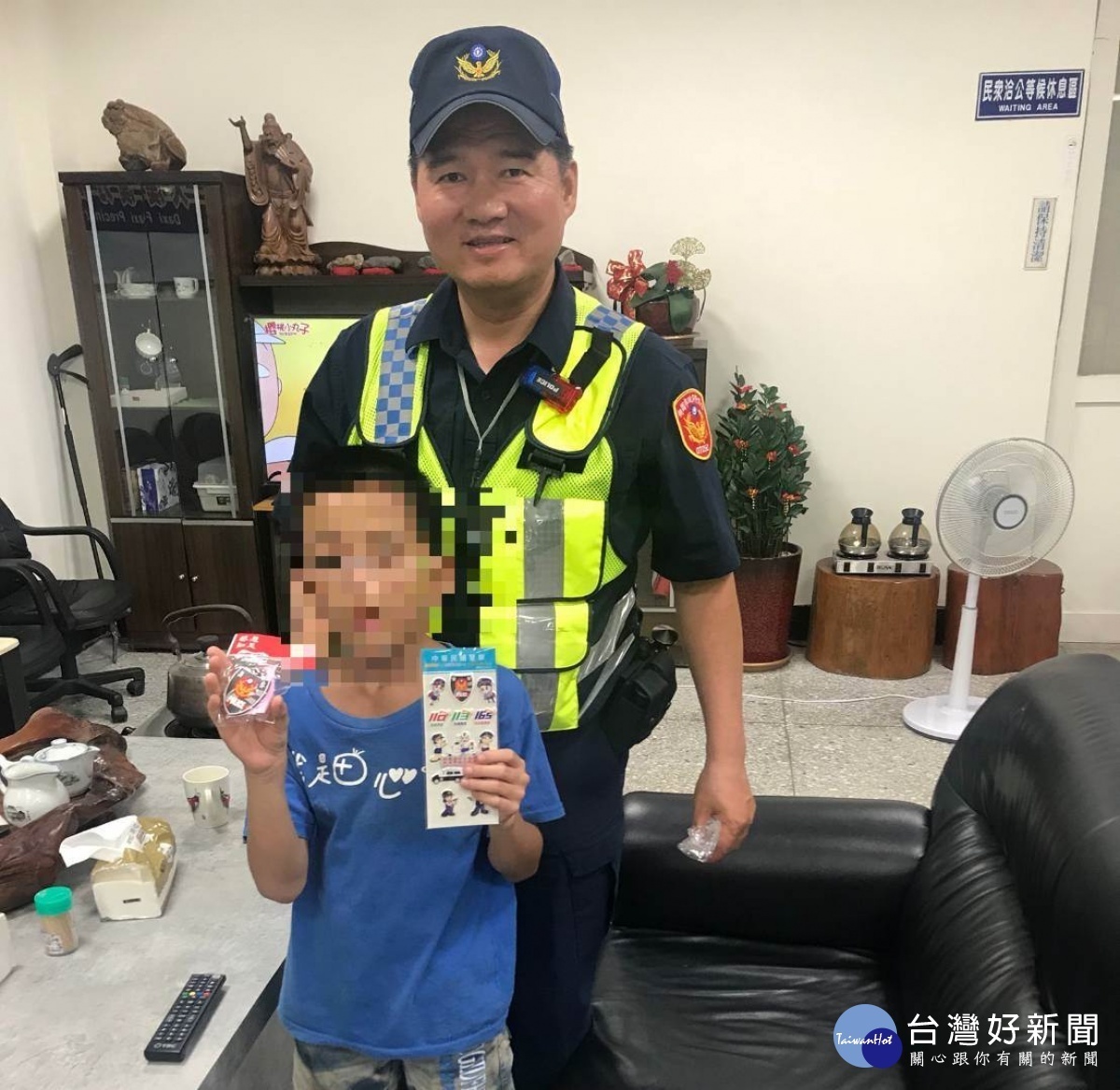 少年家門口不得其門入,警方帶回安置通知家屬領回。