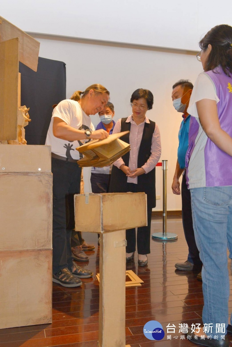 縣長王惠美於員林演藝聽參觀特展,朱曙明為縣長導覽特展。
