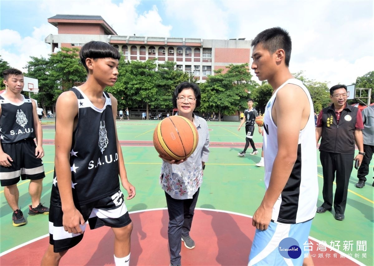 0青少年暑期3對3籃球賽二林場，縣長王惠美開球。