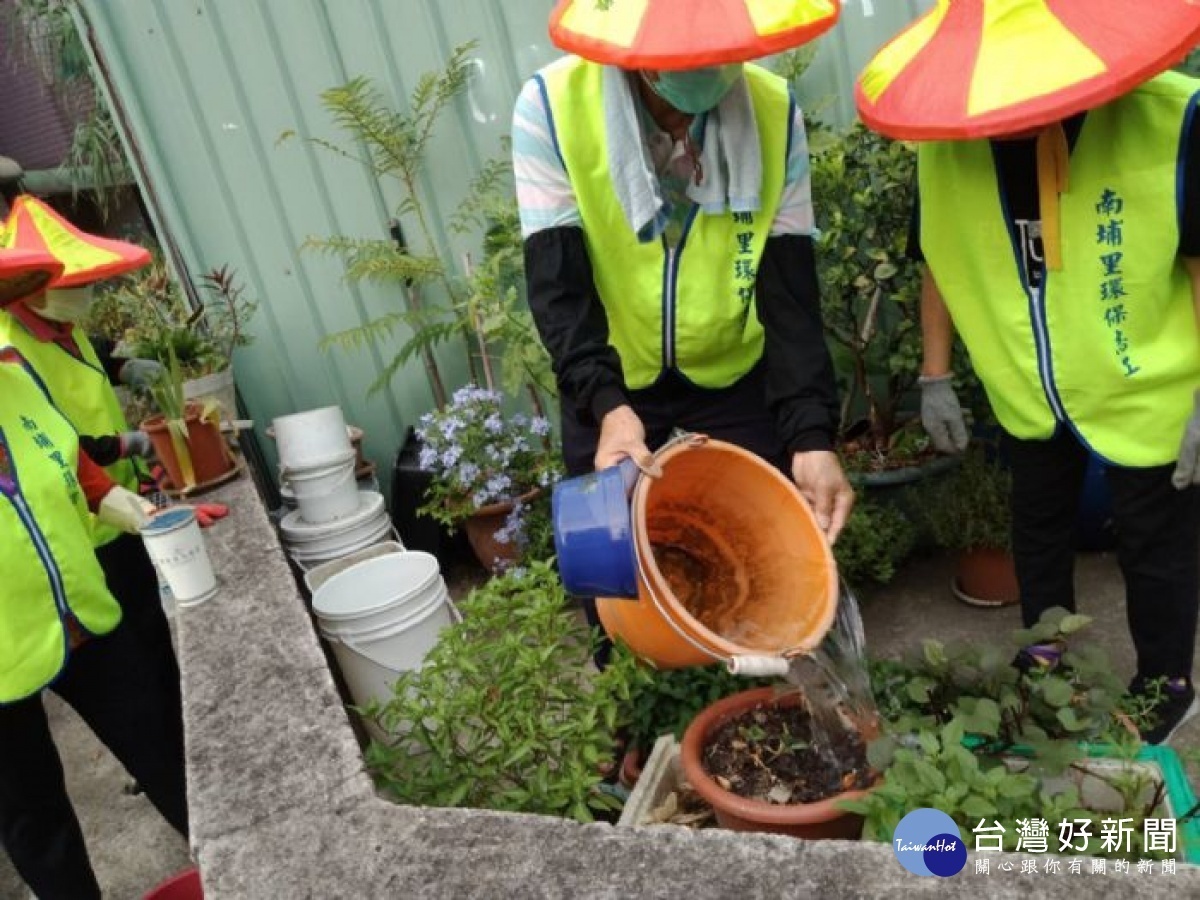 環保局動員各區環保志工出勤,1萬4,000多名志工持續進行環境清潔