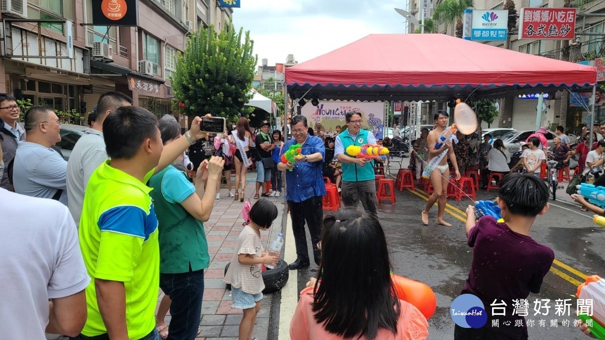 市長鄭文燦、立法委員黃世杰與市民朋友一起體驗客家傳統文化「水龍節」