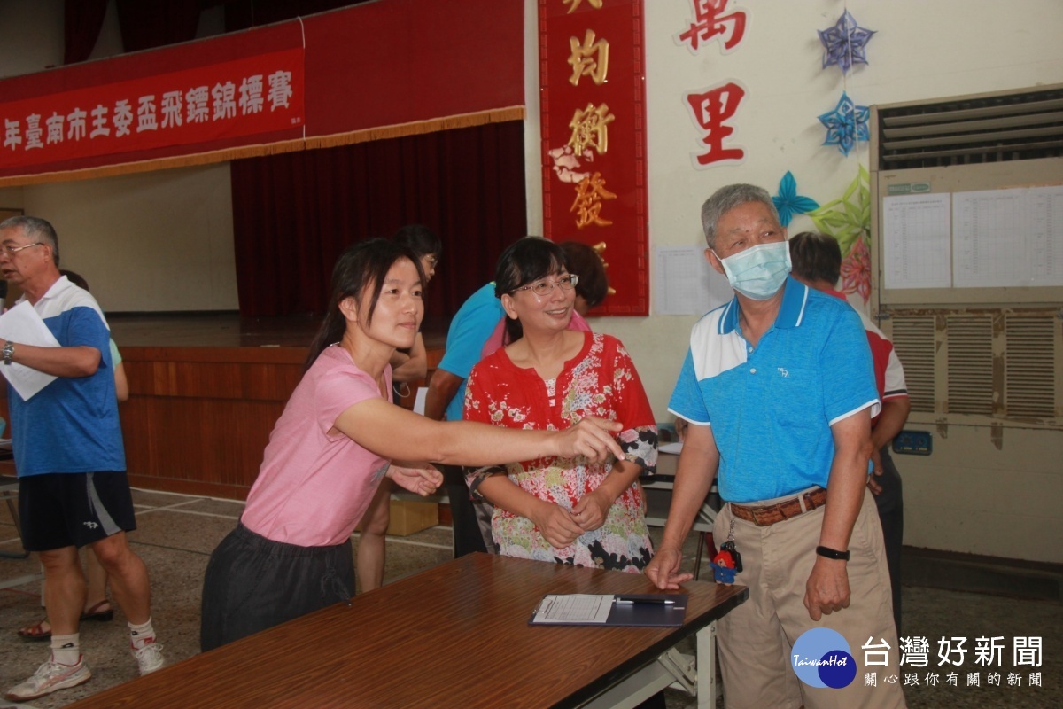 選手全神貫注瞄準鏢靶。