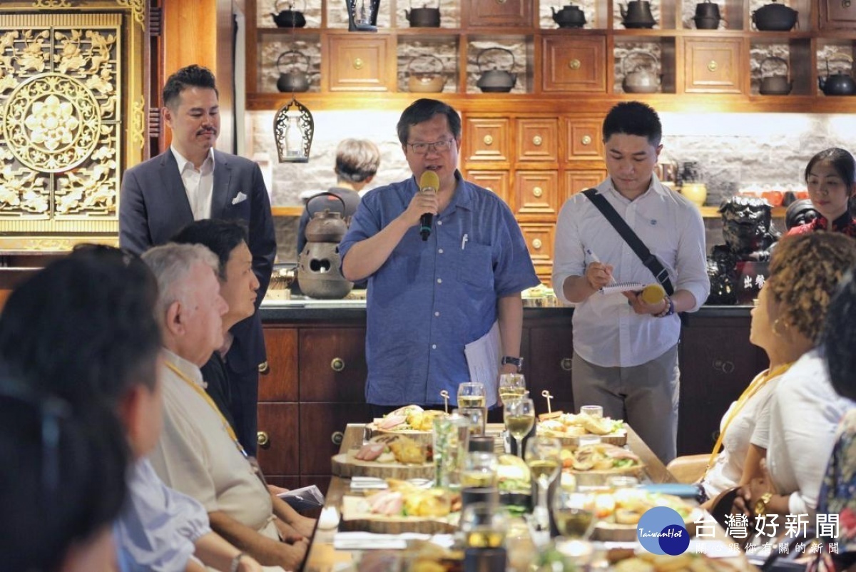 桃園市長鄭文燦(中)和駐台使節們介紹桃園之美。