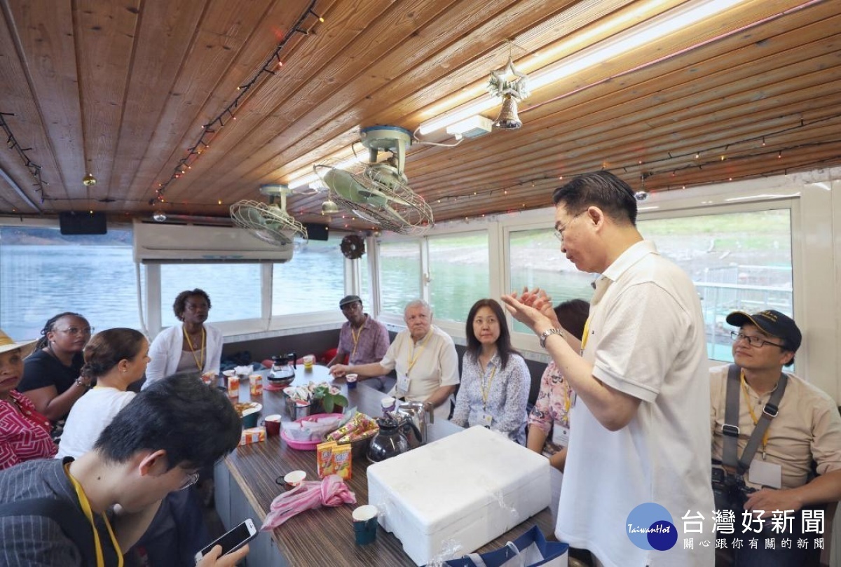 使節團下午走訪阿姆坪遊艇碼頭,登船欣賞石門水庫風光。