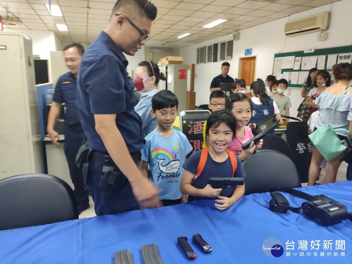 桃園市平鎮警分局辦理109年暑期青春專案犯罪預防宣導工作,舉辦「小小波麗士偵探體驗營」