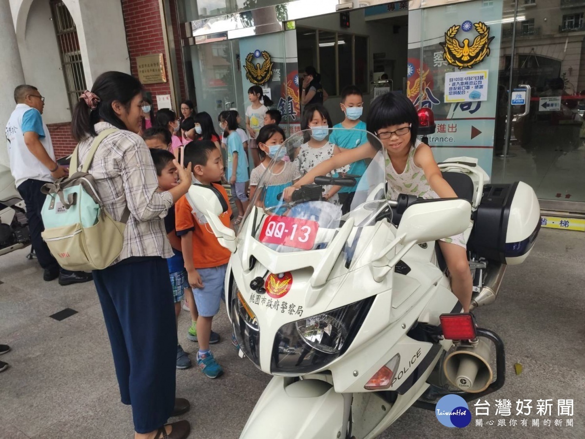 桃園市平鎮警分局辦理109年暑期青春專案犯罪預防宣導工作,舉辦「小小波麗士偵探體驗營」